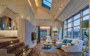 Ropa de cama de alta calidad, artículos del minibar gratis y escritorio