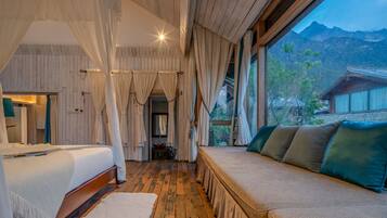 Luxury Studio Suite | Premium bedding, free minibar, desk, laptop workspace