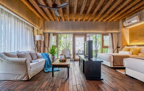 Habitación triple familiar | Ropa de cama de alta calidad, artículos del minibar gratis y escritorio 