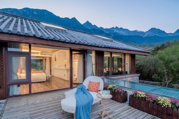 Loft superior | Ropa de cama de alta calidad, artículos del minibar gratis y escritorio 