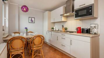 Fridge, microwave, stovetop, dishwasher