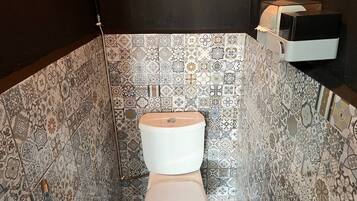 Family House | Bathroom | Shower, free toiletries, hair dryer, bidet