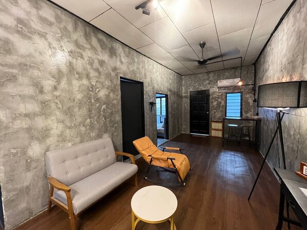 Family House | Living area | Flat-screen TV - Mulan Guest House (Langkawi)