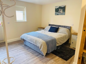 2 bedrooms, internet, bed sheets