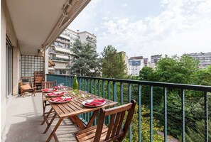 تناول الطعام بالخارج