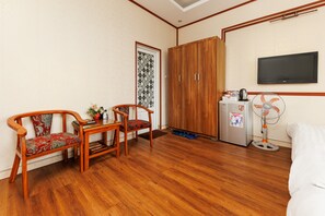Family Room | Free WiFi, bed sheets - SPOT ON 693 Hoang Long Hotel (Hanoi)
