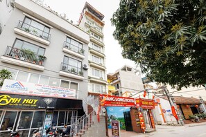 Front of property - SPOT ON 693 Hoang Long Hotel (Hanoi)