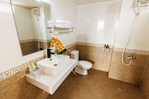 Superior Double Room | Bathroom | Shower, towels