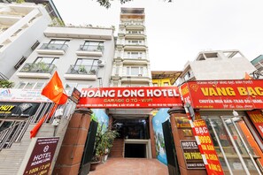Front of property - SPOT ON 693 Hoang Long Hotel (Hanoi)