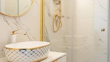 City Apartment | Bathroom | Shower, towels, soap, shampoo