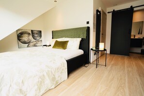 3 bedrooms, desk, iron/ironing board, travel cot