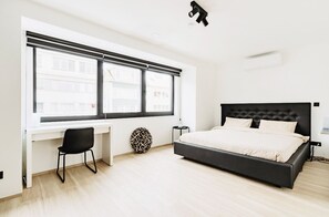 3 soverom, skrivebord, strykejern/-brett og reiseseng for barn