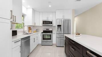 Frigorífico, microondas, horno y placa de cocina