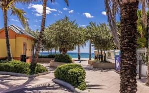 Property grounds - Beach Paradise : Family-Friendly + Free Parking (Hollywood)