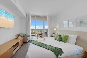 1 bedroom, iron/ironing board, travel crib, WiFi - Spectacular Upper Apartment, Amazing Pool (Hallandale Beach)