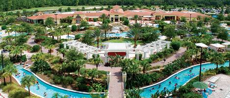 Una piscina al aire libre, una piscina climatizada