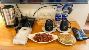 Deluxe Double Room, Mountain View | Shared kitchen | Oven, dishwasher, electric kettle, cleaning supplies