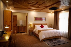 Deluxe-Doppelzimmer, Bergblick | Schreibtisch, schallisolierte Zimmer, Bügeleisen/Bügelbrett