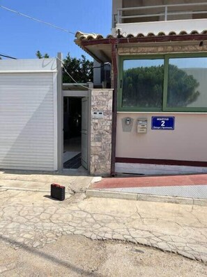 Front of property - Cozy apt in Artemida with sea view (Spata-Artemida)