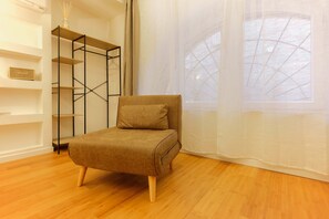 スタジオ | リビング エリア | 42 インチの薄型テレビ (ケ  ーブル放送視聴可)