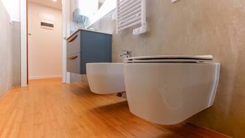 Monolocale | Bagno | Doccia, set di cortesia gratuito, asciugacapelli, bidet