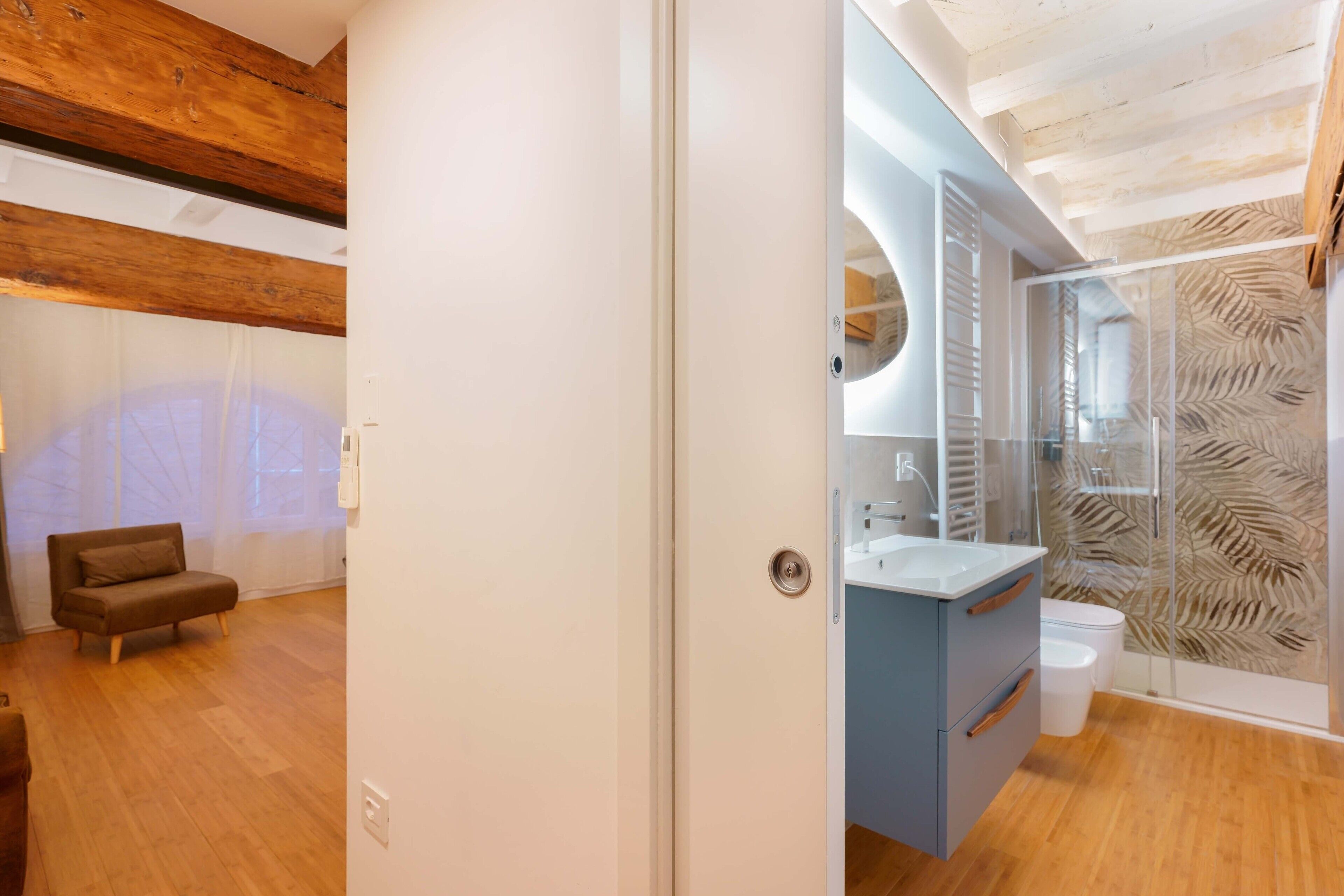 Studio | Badkamer | Een douche, gratis toiletartikelen, een haardroger, een bidet