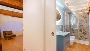 Monolocale | Bagno | Doccia, set di cortesia gratuito, asciugacapelli, bidet