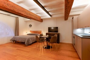 スタジオ | ノートパソコン用作業スペース、遮光カーテン、アイロン / アイロン台、ベビーベッド