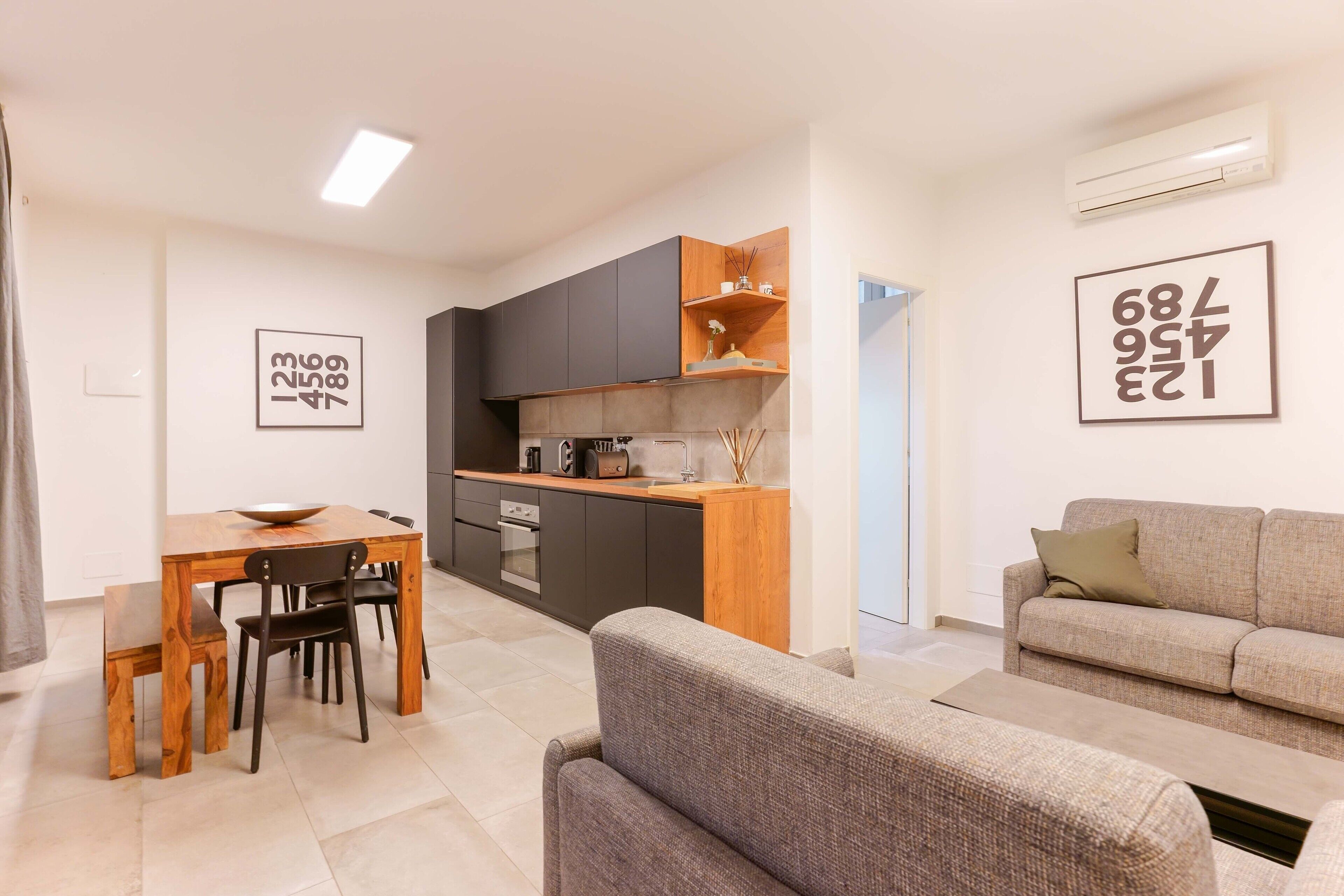 Apartment, 2 Bedrooms | Ruang tamu | 42 inci televisyen skrin rata dengan kabel 