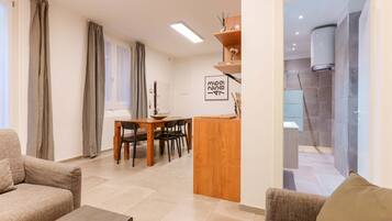 Appartamento, 2 camere da letto | Area soggiorno | TV a schermo piatto 42 pollici con canali via cavo