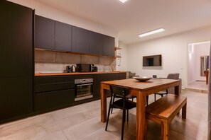 Apartment, 2 Schlafzimmer | Wohnbereich | 42-Zoll-Flachbildfernseher mit Kabelempfang