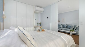 1 bedroom, desk, bed sheets - Sun & Sea With Sea View by Renters (Darlowo)