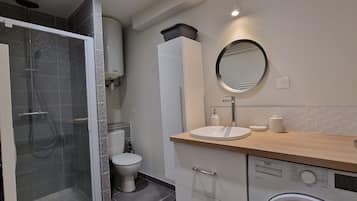 Douche, serviettes fournies, savon, papier toilette