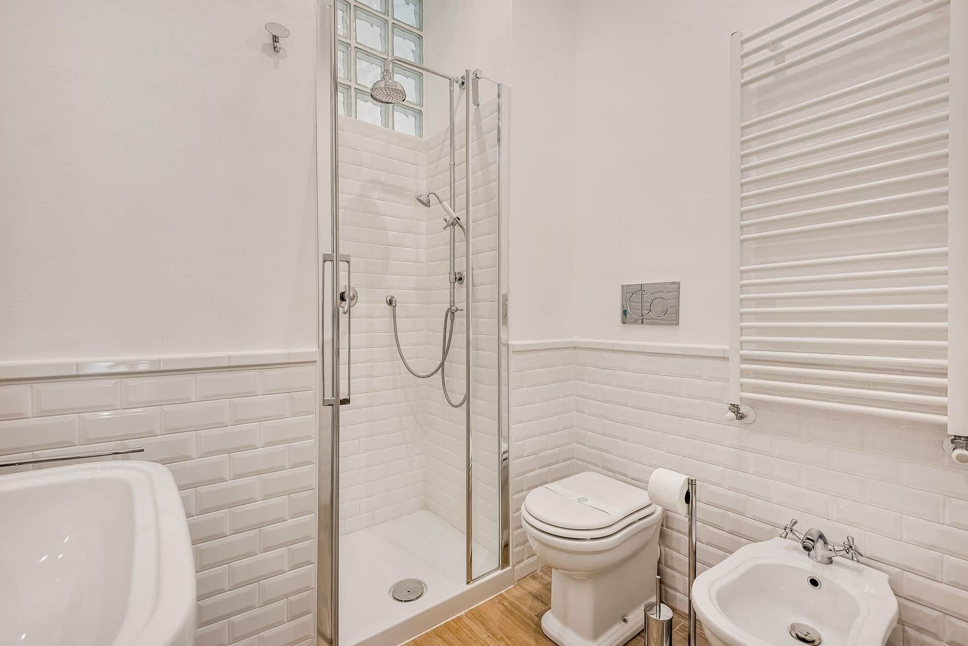 Douche, articles de toilette gratuits, sèche-cheveux, bidet