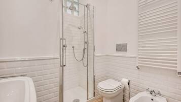 Douche, articles de toilette gratuits, sèche-cheveux, bidet