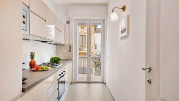 Frigorifero, forno, piano cottura, lavastoviglie