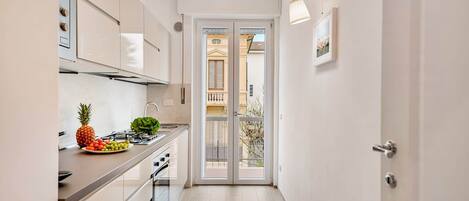 Fridge, oven, stovetop, dishwasher