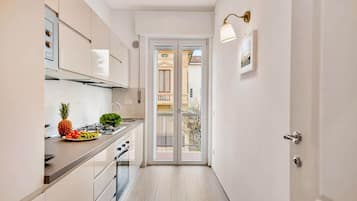 Kühlschrank, Mikrowelle, Ofen, Herdplatte