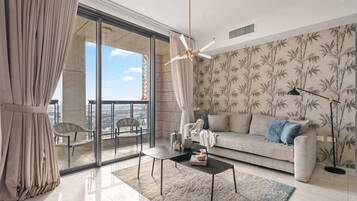 Una televisión, una oficina