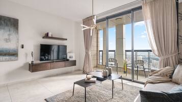 Una televisión, una oficina