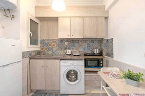 Fridge, microwave, stovetop, toaster - Your perfect choice in Athen's best location (Athina)