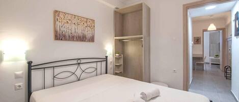 1 bedroom, desk, iron/ironing board, WiFi