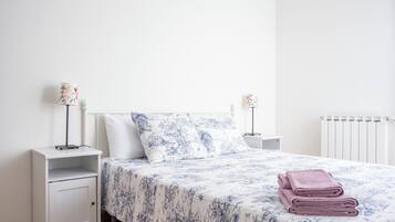 2 bedrooms, travel cot, bed sheets