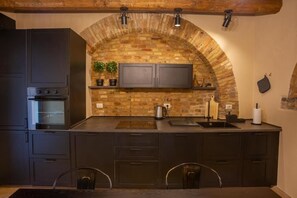 Frigorifero, forno, piano cottura, lavastoviglie