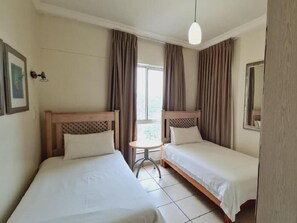 In-room safe, desk, iron/ironing board, bed sheets - Santana Holiday Resort (Margate)