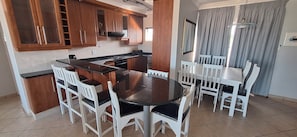 Full-size fridge, microwave, oven, stovetop - Santana Holiday Resort (Margate)