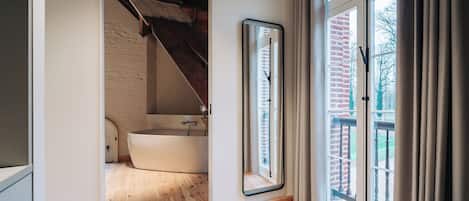 Escritorio, espacio para trabajar con laptop y wifi gratis