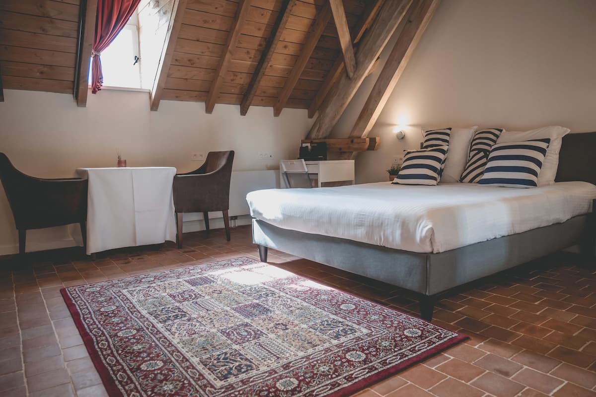 Camera doppia, vista cortile | Wi-Fi gratuito, lenzuola