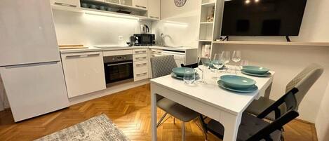 Frigorífico, horno, placa de cocina y lavavajillas