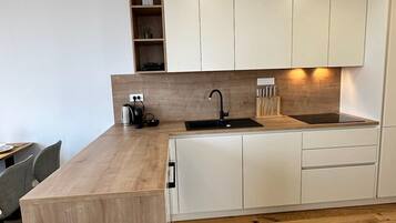 Fridge, oven, stovetop, dishwasher